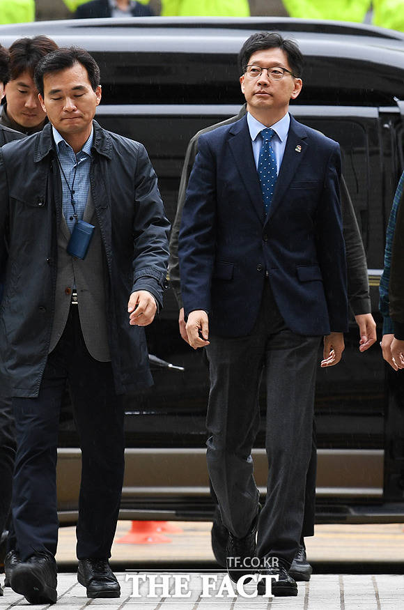 드루킹 일당과 공모해 댓글 조작을 벌인 혐의로 1심에서 법정 구속됐다가 풀려난 김경수 경남도지사가 25일 오후 서울 서초구 서울고등법원에서 석방 후 첫 재판에 출석하기 위해 법정으로 이동하고 있다.