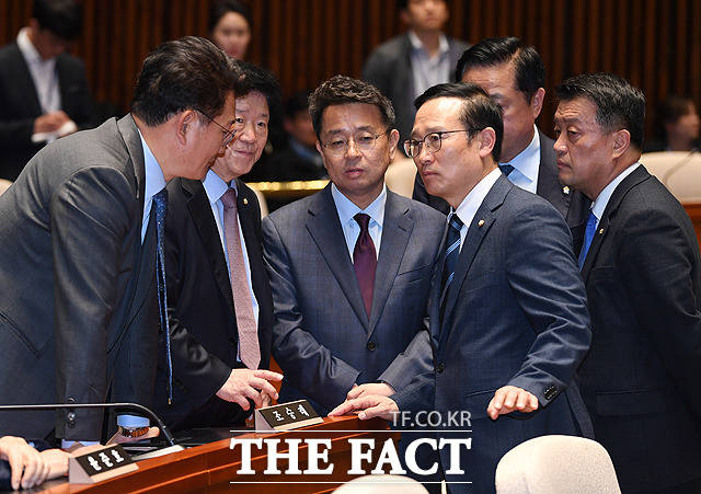 더불어민주당 의원총회가 26일 오후 서울 여의도 국회에서 재개된 가운데 홍영표 원내대표가 동료의원들과 심각한 표정으로 대화를 하고 있다. /배정한 기자