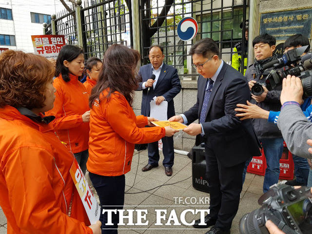 허영주 가족대책위 공동대표가 기자회견이 끝난 후 강경화 장관에게 전달할 서한문을 외교부 소속 직원에게 건네고 있다./송주원 인턴기자