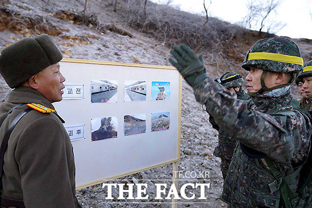 양무진 북한대학원 대학교 교수는 "군사적 긴장완화와 관련해 지뢰제거 GP시범 철수 등을 통해 공동의 목표를 달성했다"고 강조했다. 우리측 현장검증반이 북측 안내인원으로부터 북측 GP 파괴 현황에 대해 설명 청취 모습. /국방부 제공