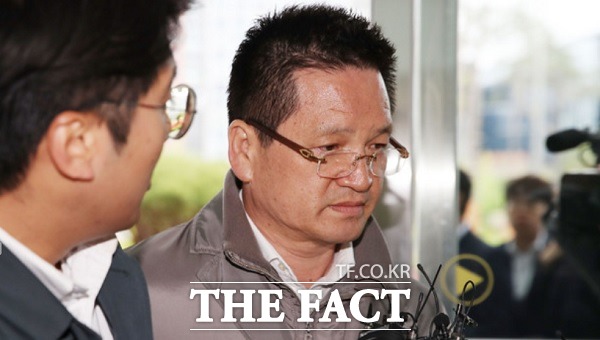 건설업자 윤중천씨가 검찰 조사를 받기 위해 26일 오후 서울 송파구 서울동부지방검찰청에 출석하고 있다. /뉴시스