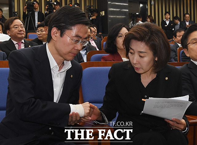 손목에 붕대를 감고 나온 조경태 의원(왼쪽)