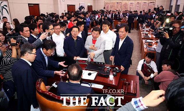 29일 오후 국회 본청 506호에서 사법제도 개혁안 패스트트랙 지정을 위한 사법개혁특별위원회가 열린 가운데 이에 반대하는 자유한국당 의원들이 이상민 사개특위 위원장에게 항의하고 있다. /이덕인 기자