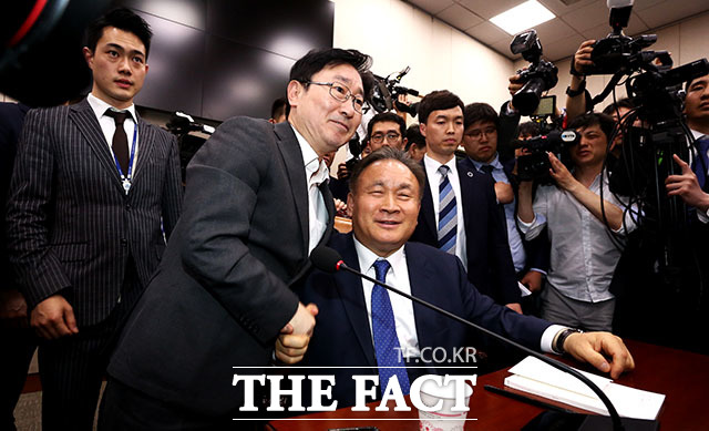 29일 국회 사개특위 전체회의에서 공수처법·검경수사권 조정 패스트트랙 지정 후 이상민 사개특위 위원장(오른쪽)과 박범계 민주당 의원이 악수하고 있다. /국회=이덕인 기자