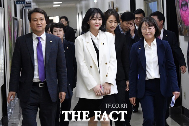 윤지오는 안민석, 김수민, 추혜선 의원 등 일부 국회의원들까지 나서면서 대중적 관심을 얻는데 성공했다. 사진은 윤지오(가운데)가 지난달 8일 국회에서 열린 초청 간담회에 참석하는 장면./남윤호 기자