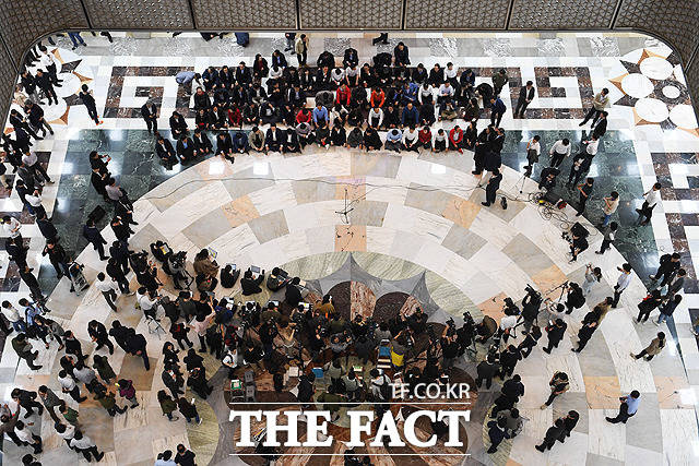 전자입법 방식으로 패스트트랙이 접수되자 로텐더 홀로 이동한 자유한국당 의원들