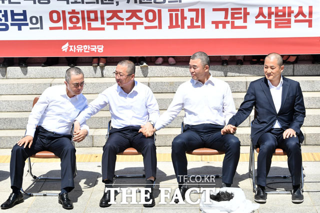 지난달 30일 제일 먼저 삭발한 박대출(맨 오른쪽) 의원도 자리에 함께했다. /남윤호 기자