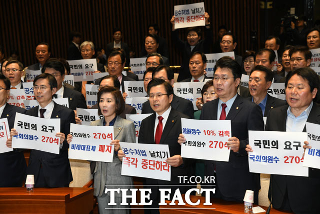 가볍게 피켓 시위부터~