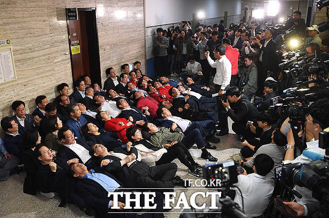 사법개혁특별위원회 회의실 앞에서 드러누운 자유한국당 의원들