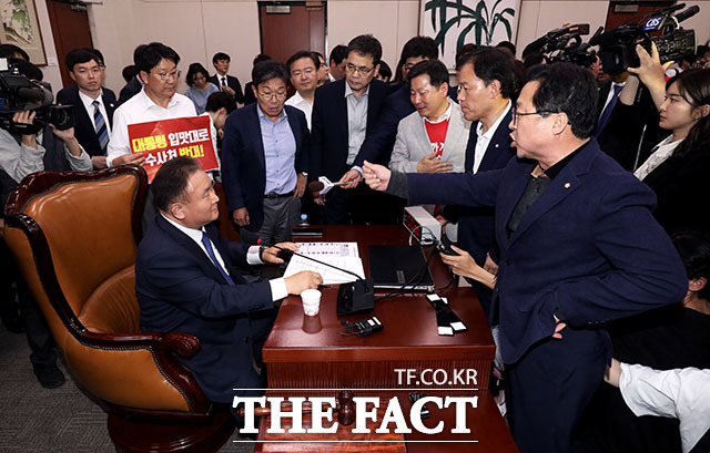 고성과 막말이 오가는 회의장