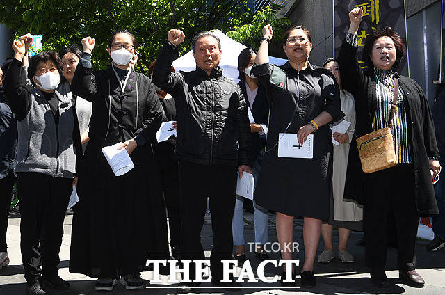 구호 외치는 고 조덕진 씨 유족 등 가습기살균제 피해자들