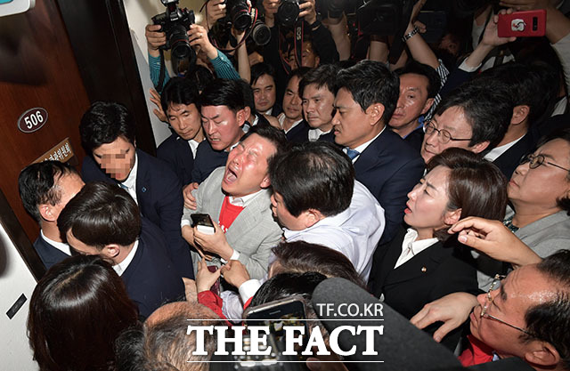 긴급한 회의장 변경에 진입을 시도하는 자유한국당