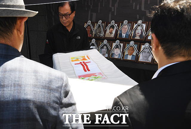 가습기살균제 피해자 추모 분향소 설치하는 유족들