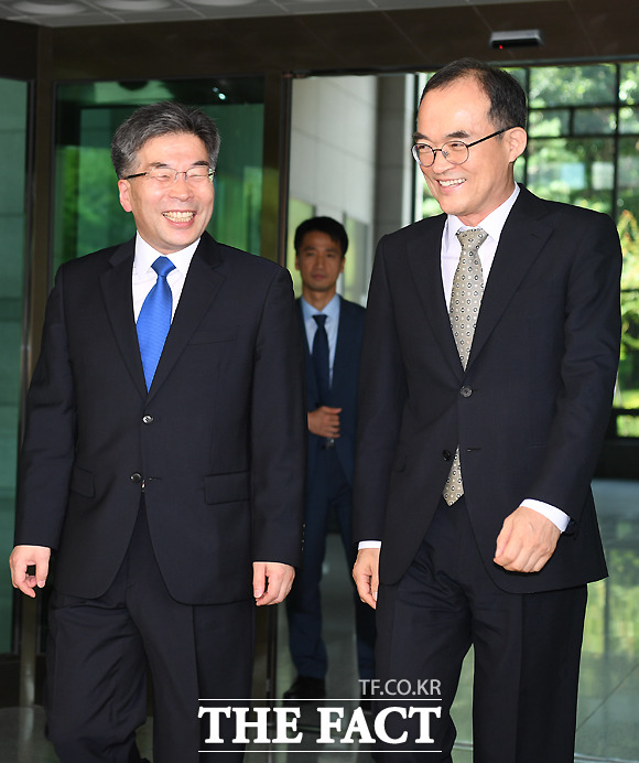 문무일 검찰총장의 공개적 반발로 검경수사권 조정 논쟁이 가열될 전망이다. 사진은 문무일 총장(오른쪽)과 민갑룡 경찰청장./더팩트 DB