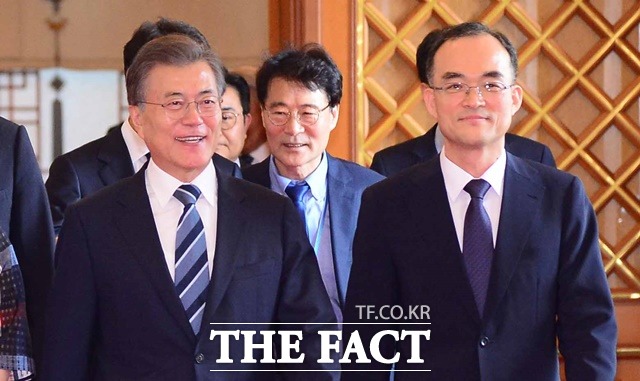 문재인 대통령이 2017년 7월25일 청와대 본관에서 문무일 검찰총장에게 임명장을 수여한 후 차담회장으로 이동하고 있다. /뉴시스