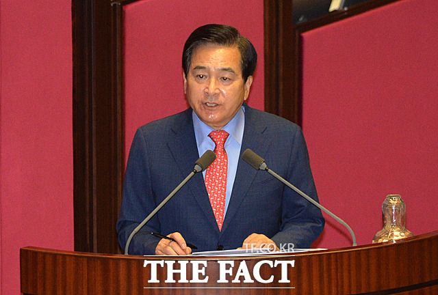 심재철 자유한국당 의원은 유시민 노무현 재단 이사장에 대해 "예능의 재능을 발휘했다"고 꼬집었다. 지난해 국회 경제분야 대정부질문에서 심 의원의 질의를 하고 있다. /더팩트DB