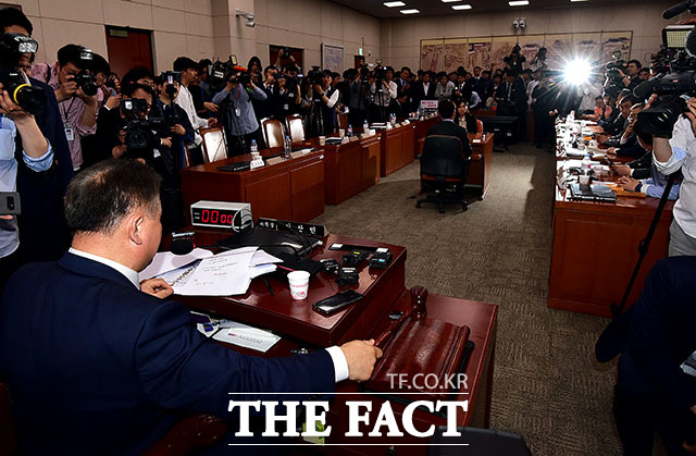 이상민 사개특위 위원장이 지난달 29일 오후 공수처·검경수사권 조정안 패스트트랙 지정을 위해 국회 문체위 회의실에서 사개특위 전체회의를 열고 의사봉을 두드리고 있다. /이덕인 기자