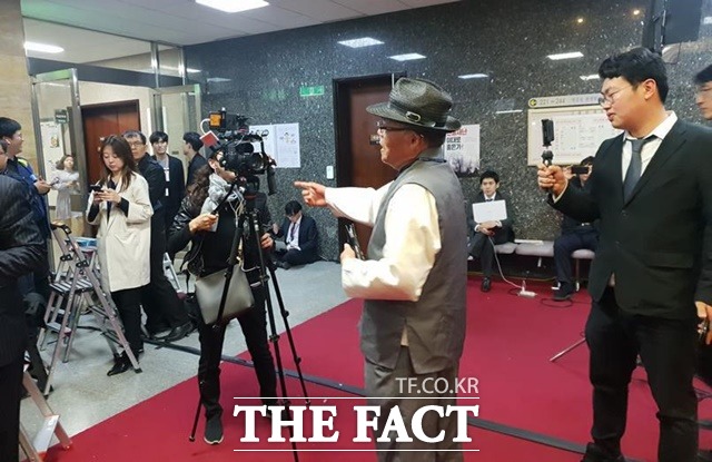 유튜브 채널 '서울의 소리' 백은종 대표가 국회에서 정개특위와 사개특위를 둘러싼 의원들의 갈등을 유튜브 라이브 방송으로 생중계하는 과정에서 보수 채널 '신의 한수'를 직접적으로 비판해 양 측이 갈등을 빚기도 했다. /이원석 기자