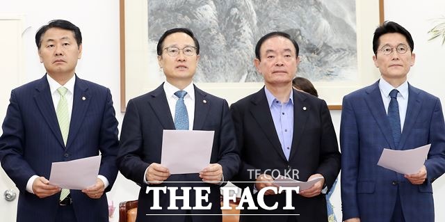 지난 1일 국회에서 열린 여야 4당 원내대표 회동을 마친 (왼쪽부터) 후 김관영 바른미래당, 홍영표 더불어민주당, 장병완 민주평화당, 윤소하 정의당 원내대표가 회동 결과를 설명하고 있다. 이들은 "앞으로 열린 자세로 한국당과 협의하겠다"고 밝혔다. /뉴시스