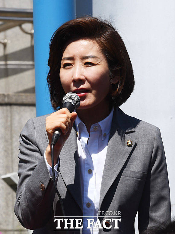 한국당 장외집회 '문재인 STOP, 서울시민이 심판합니다'가 지난 2일 오전 서울 중구 서울역 광장 앞에서 열린 가운데 나경원 한국당 원내대표가 발언하는 모습. /이동률 기자