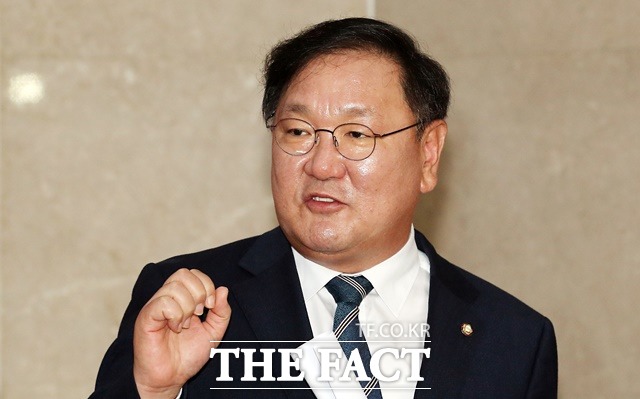 김태년 민주당 의원이 지난달 30일 국회 정론관에서 기자회견을 갖고 원내대표 출마를 밝힌 뒤 기자들의 질문에 답하고 있다. /뉴시스