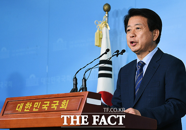 노웅래 더불어민주당 의원이 30일 오전 서울 여의도 국회 정론관에서 기자회견을 열고 원내대표 경선 출마를 선언을 하고 있다. /배정한 기자
