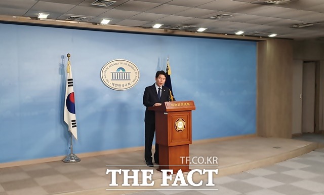 이인영 민주당 의원이 지난달 21일 국회 정론관에서 차기 원내대표 경선 출마를 선언하는 모습. /허주열 기자