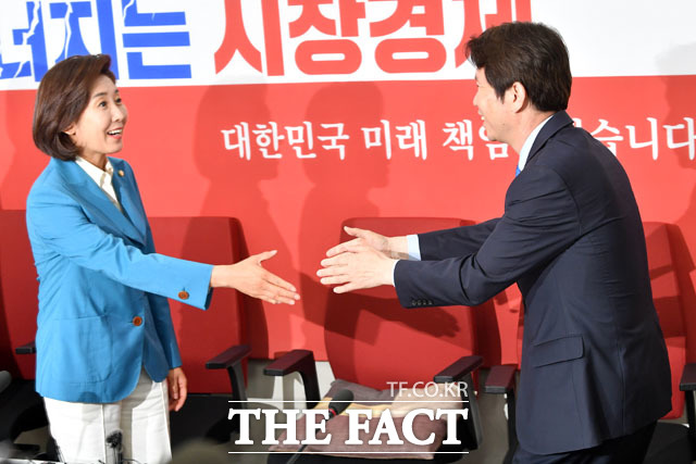 나경원 한국당 원내대표는 환한 미소로 이인영 민주당 신임 원내대표를 맞이했다. 나 원내대표는 이날 더불어민주당을 상징하는 푸른 계열 옷을 입었다며 '케미'를 자랑했다. /남윤호 기자