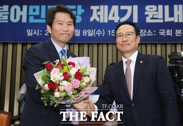 8일 오후 국회에서 열린 민주당 제4기 원내대표 선출을 위한 의원총회에서 새 원내대표로 당선된 이인영 의원이 홍영표 전 원내대표와 악수를 하고 있다. /뉴시스