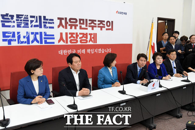 "밥 잘 사주는 예쁜 누나가 되겠다"는 나 원내대표의 말에 이 원내대표는 "공식적으로, 비공식적으로도 밥 잘 먹고 말씀도 듣겠다"며 화답했다. /남윤호 기자