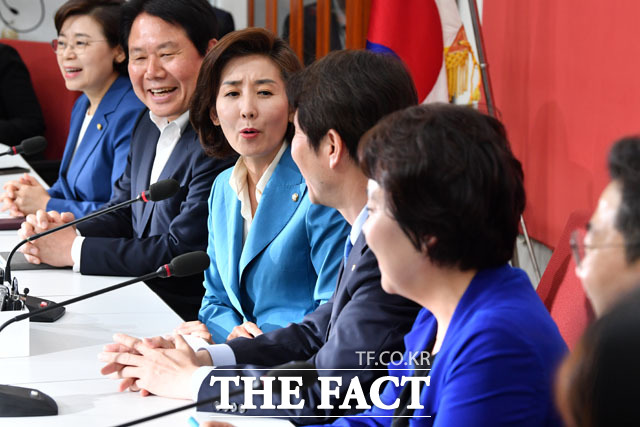 두 원내대표의 만남 내내 훈훈한 분위기가 흘렀다. 이인영 원내대표는 "편하게 만나고 싶은데 찾아뵙자마자 국회 정상화를 위해서 노력했으면 좋겠다는 말씀을 드리게 돼 죄송하다"며 한국당의 복귀를 촉구하기도 했다. /남윤호 기자