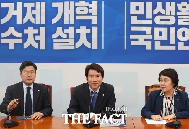 8일 오후 국회 민주당 원내대표회의실에서 이인영 신임 원내대표가 기자간담회를 하고 있다. 신임 원내대변인 박찬대·정춘숙(오른쪽) 의원. /뉴시스