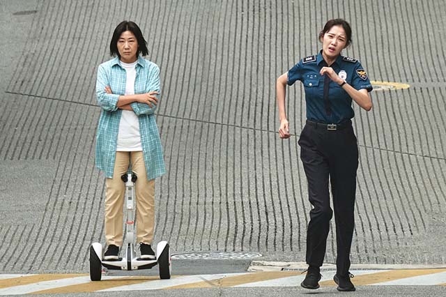 라미란(왼쪽)과 이성경 주연의 영화 '걸캅스'는 디지털 성범죄 소재를 다뤘다. /CJ엔터테인먼트 제공