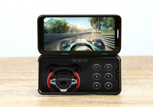 LG전자의 'V50 씽큐'는 스마트폰 화면을 덮는 플립 형태의 '듀얼 스크린'과 연동해 2개의 화면으로 즐길 수 있다. /LG전자 제공