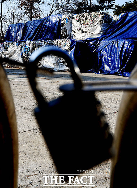 사무실 내부에는 직원이 없고, 출입구 또한 잠겨 있다.