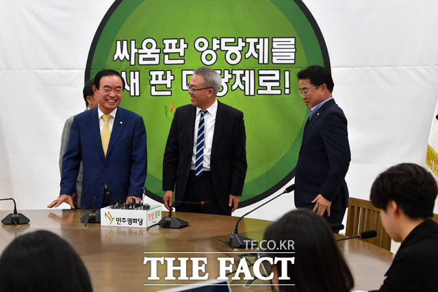 관계자들과 웃으며 이인영 기다리는 장병완 원내대표