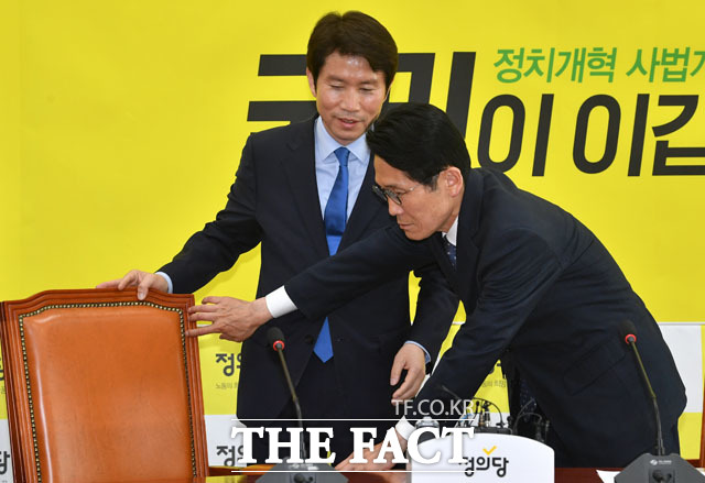 자리 안내하는 윤소하