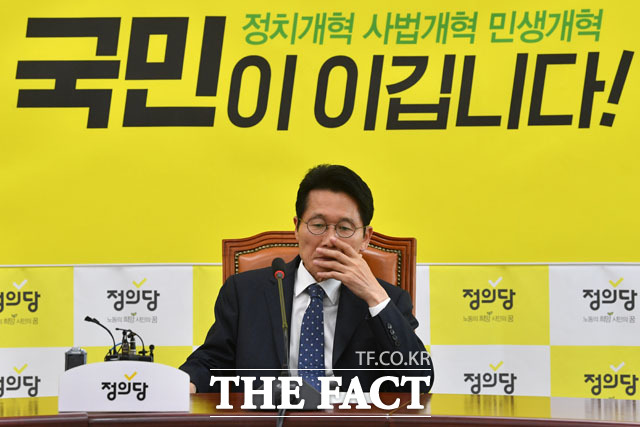 생각에 잠겨 이인영 원내대표 기다리는 윤소하 원내대표