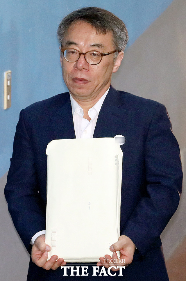 임종헌 전 법원행정처 차장이 9일 오전 서울 서초구 서울중앙지법에서 열린 사법농단 사건 19차 공판에 출석하기 위해 호송차에서 내려 법정으로 들어가고 있다. /뉴시스