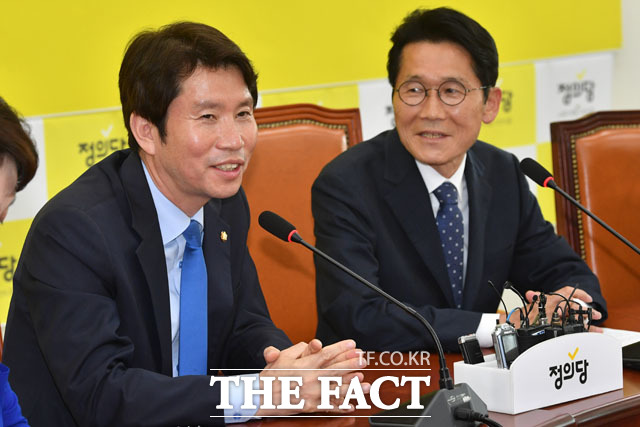 즐겁게 환담 나눈 이인영-윤소하