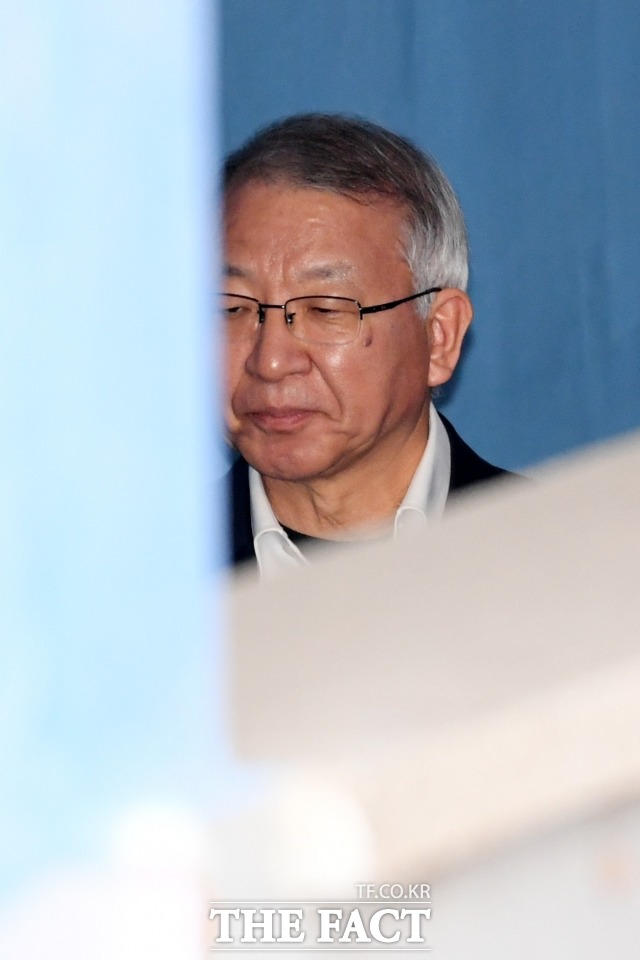 사법행정권 남용 혐의로 구속기소 된 양승태 전 대법원장 재판이 29일부터 본격화된다. 사진은 2월 오후 서울 서초구 중앙지방법원에서 열린 재판에 출석하는 모습. /남용희 기자