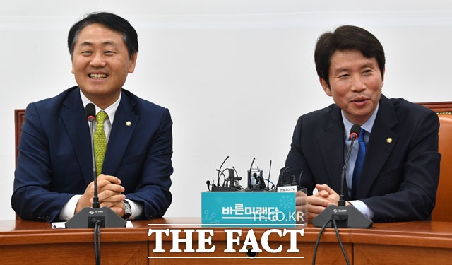 화기애애한 첫 인사