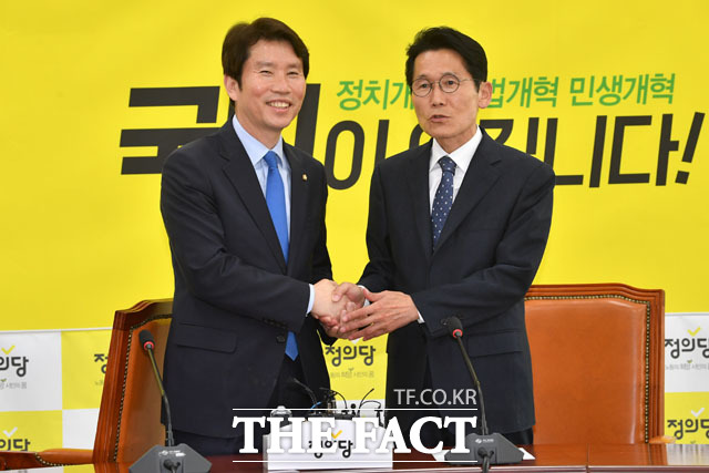 악수 나누는 이인영-윤소하