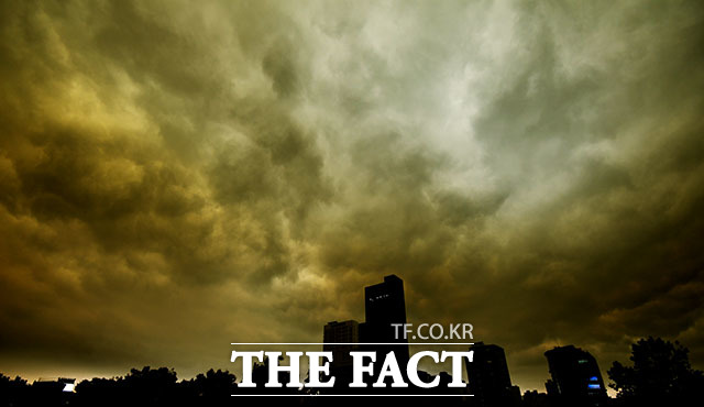 지난해 10월 23일 서울 동작구 노량진 일대 하늘에 중국발 스모그가 모래구름을 형성하고 있다.