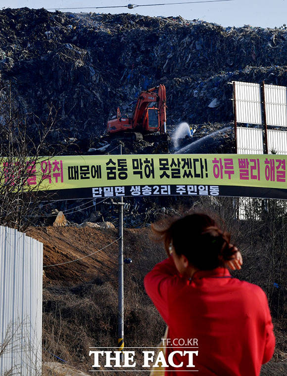 쓰레기산 일대에서 농사를 하던 한 주민이 악취와 소음에 고통스러워하는 모습.
