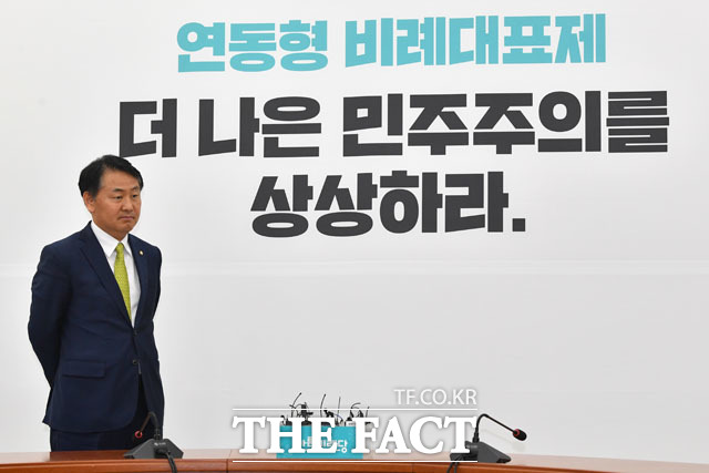 이인영 기다리는 김관영 바른미래당 원내대표