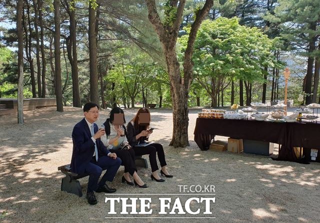 강병원 전 민주당 원내대변인은 지난 7일 고별 차담회에서 "90세까지 12선이 목표"라고 밝혀 기자들을 웃게 만들었다. 지난 7일 음료를 마시며 기자들을 기다리는 김 전 대변인. /허주열 기자