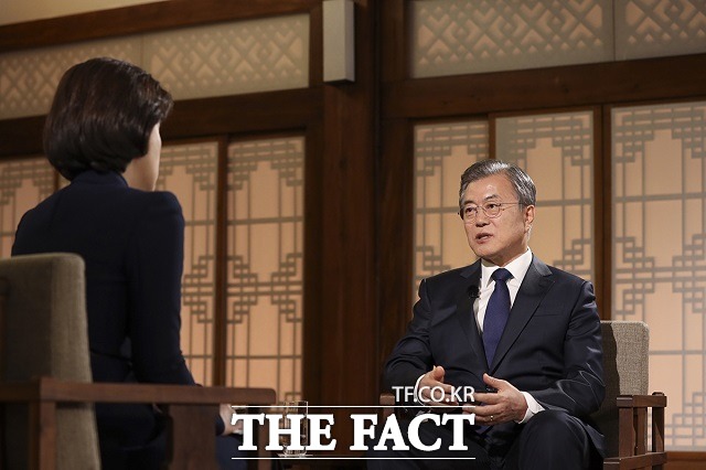 문재인 대통령이 9일 오후 청와대 상춘재에서 열린 문재인 정부 2년 특집 대담 '대통령에게 묻는다'에서 사회자의 질문에 답변하고 있다. /청와대 제공