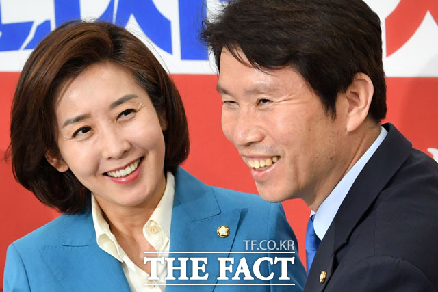 이인영 신임 민주당 원내대표의 예방을 받은 나경원 한국당 원내대표는 모처럼 밝은 모습을 보였다. 이 원내대표를 바라보며 웃고 있는 나 원내대표. /남윤호 기자