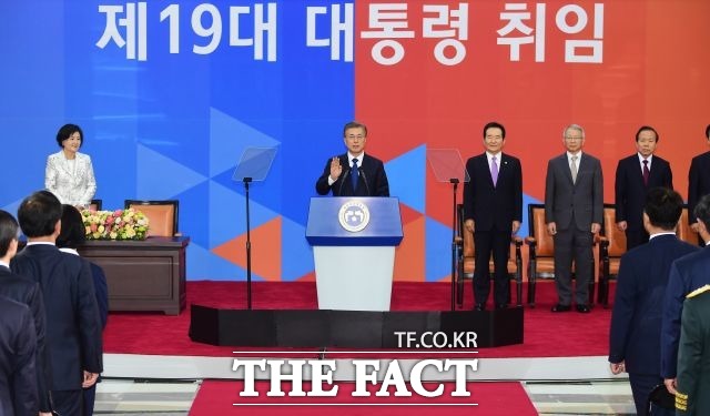 문재인 대통령이 청와대 출입 기자들에게 선물한 '엿'은 사실 카자흐스탄에서 한글 시험을 보는 현지 학생들에게 '합격 엿'으로 준비했었던 것으로 확인됐다. 지난 2017년 5월 10일 선서하는 문 대통령. /더팩트DB